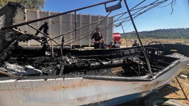 Aksu’da karaya çekili teknedeki yangın itfaiye ekiplerince söndürüldü