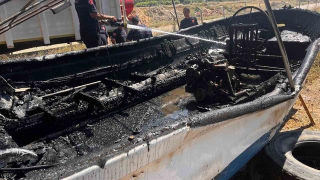 Aksu&rsquo;da karaya &ccedil;ekili teknedeki yangın itfaiye ekiplerince s&ouml;nd&uuml;r&uuml;ld&uuml; 7