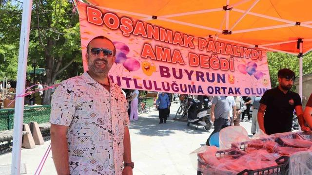 Karaman’da 11 yıllık evliliği sona eren gurbetçi, lokma dağıtarak boşanmasını kutladı