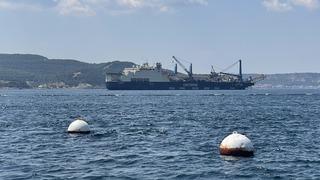 Derin denizde boru döşeme gemisi Castorone Çanakkale Boğazı'ndan geçti