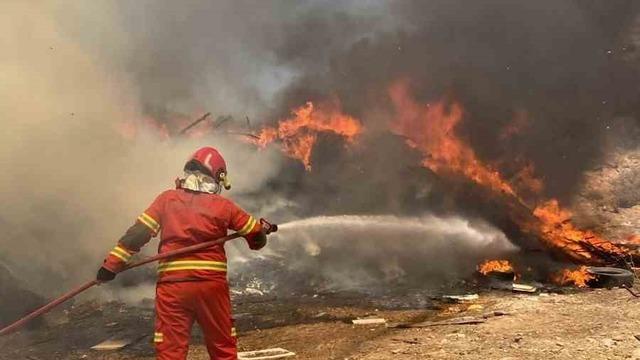 Menteşe’de korkutan araç yangını: Otomobil küle döndü