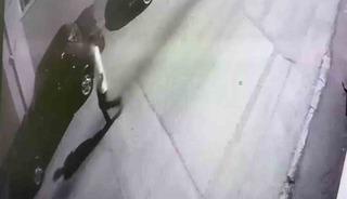 Elini &ouml;pt&uuml;ğ&uuml; yaşlı adamın 2 milyon liralık altınını &ccedil;alan dolandırıcı başka bir vurgunun parasıyla yakalandı