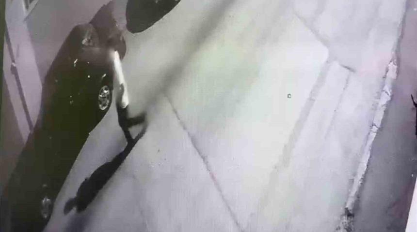 Elini &ouml;pt&uuml;ğ&uuml; yaşlı adamın 2 milyon liralık altınını &ccedil;alan dolandırıcı başka bir vurgunun parasıyla yakalandı