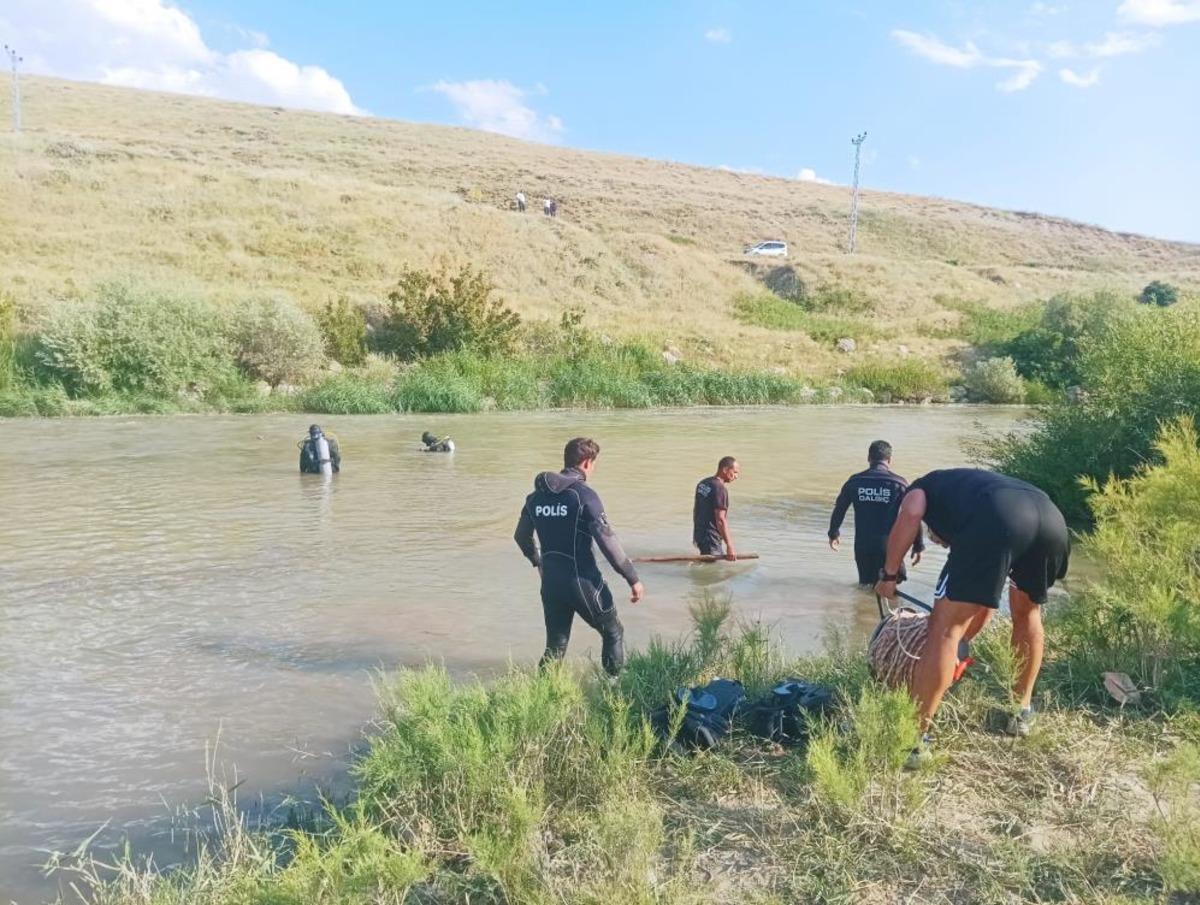 Bulanık ta kahreden olay: Çaya düşen iki kardeşten biri yaşamını yitirdi, diğeri kayıp 3