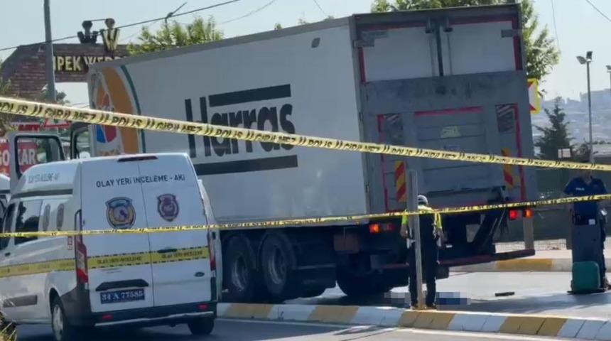 K&uuml;&ccedil;&uuml;k&ccedil;ekmece'de yolun karşısına ge&ccedil;erken kamyonun &ccedil;arptığı kadın hayatını kaybetti