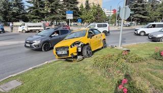 Eskişehir'de ara&ccedil; ile &ccedil;arpışan otomobil kavşaktaki ref&uuml;je &ccedil;ıktı