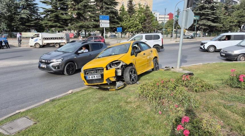 Eskişehir'de ara&ccedil; ile &ccedil;arpışan otomobil kavşaktaki ref&uuml;je &ccedil;ıktı