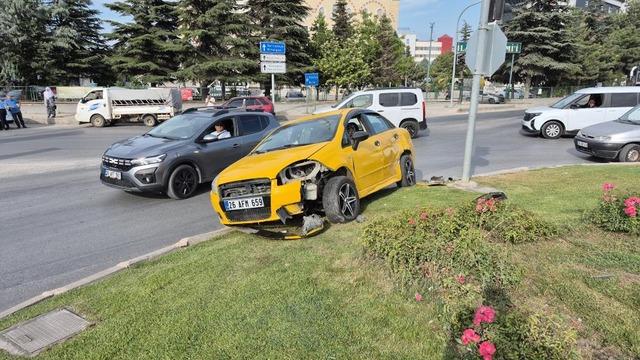 Eskişehir'de araç ile çarpışan otomobil kavşaktaki refüje çıktı
