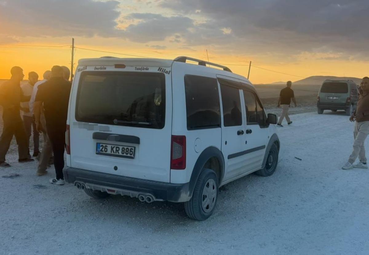 Eskişehir de iki ara&ccedil; kafa kafaya &ccedil;arpıştı: 1 i ağır 3 yaralı 2