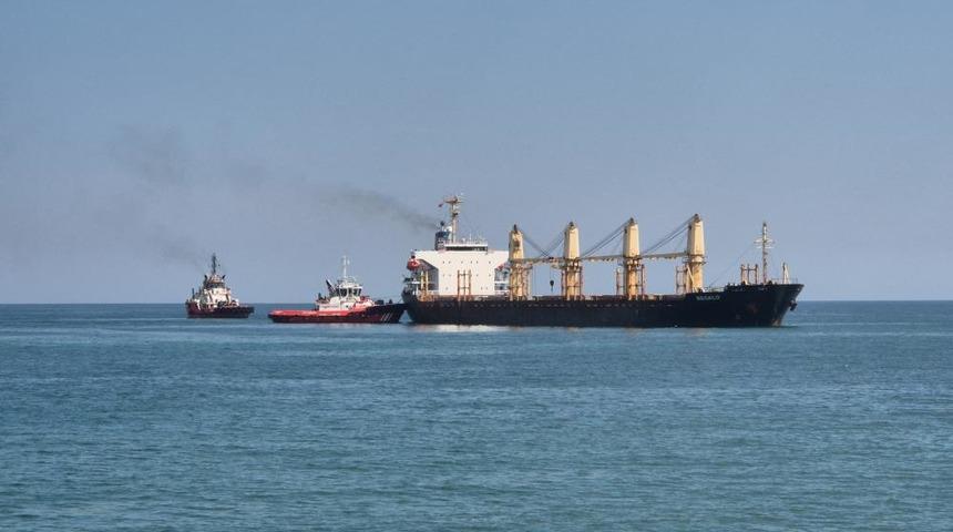 Tekirdağ a&ccedil;ıklarında 4 g&uuml;n &ouml;nce karaya oturan &ccedil;eltik y&uuml;kl&uuml; gemi kurtarıldı