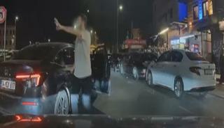 Yol kesen s&uuml;r&uuml;c&uuml; kamerayı g&ouml;r&uuml;nce ters y&ouml;nden ka&ccedil;tı