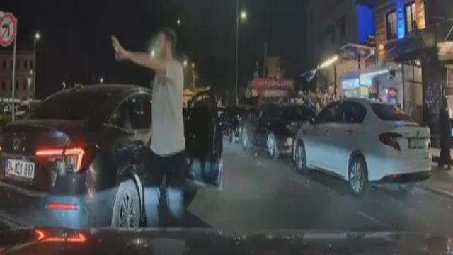 Fatih'te yol kesen sürücü kamerayı görünce ters yönden kaçtı; 252 bin lira ceza