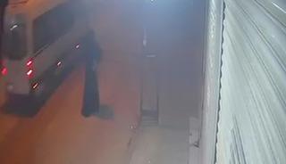 Tanınmamak i&ccedil;in kadın kılığına girip silahlı saldırı d&uuml;zenledi