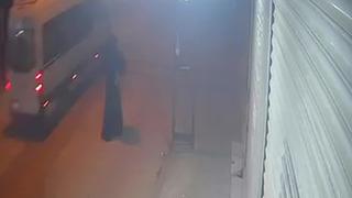Tanınmamak için kadın kılığına girip silahlı saldırı düzenledi