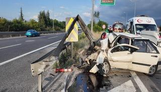 Anadolu Otoyolu'nda otomobil bariyere &ccedil;arptı 3 yaralı