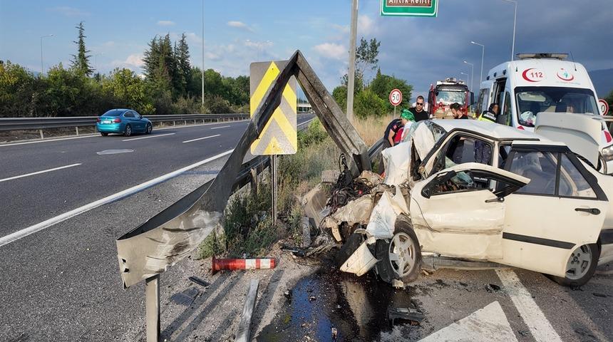 Anadolu Otoyolu'nda otomobil bariyere &ccedil;arptı 3 yaralı