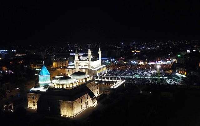 Konya'da Kadir Gecesi'nde on binler ellerini semaya açtı