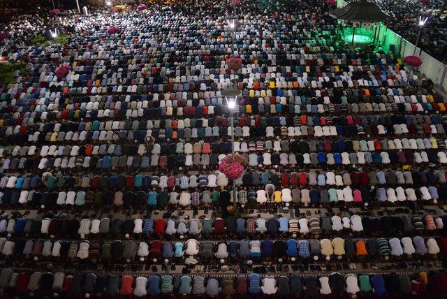 Konya'da Kadir Gecesi'nde on binler ellerini semaya açtı