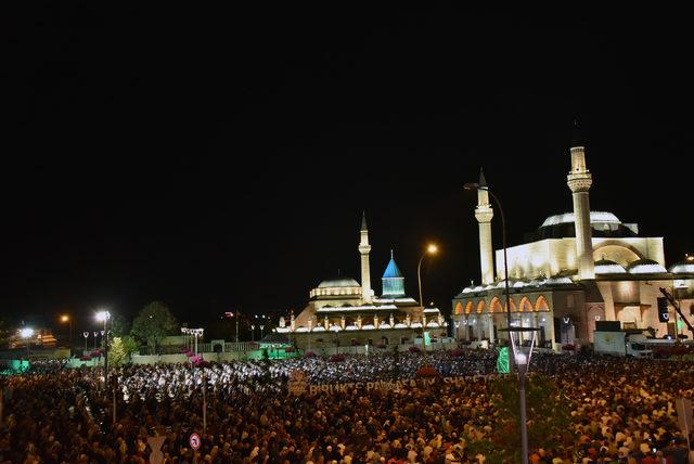 Konya'da Kadir Gecesi'nde on binler ellerini semaya açtı