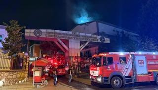 Cerrahpaşa Diş Hekimliği Fak&uuml;ltesi &ccedil;atısında yangın &ccedil;ıktı