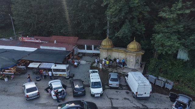 Yol kenarında akıyor, gören mutlaka duruyor! Bu su için şehir değiştiren bile var