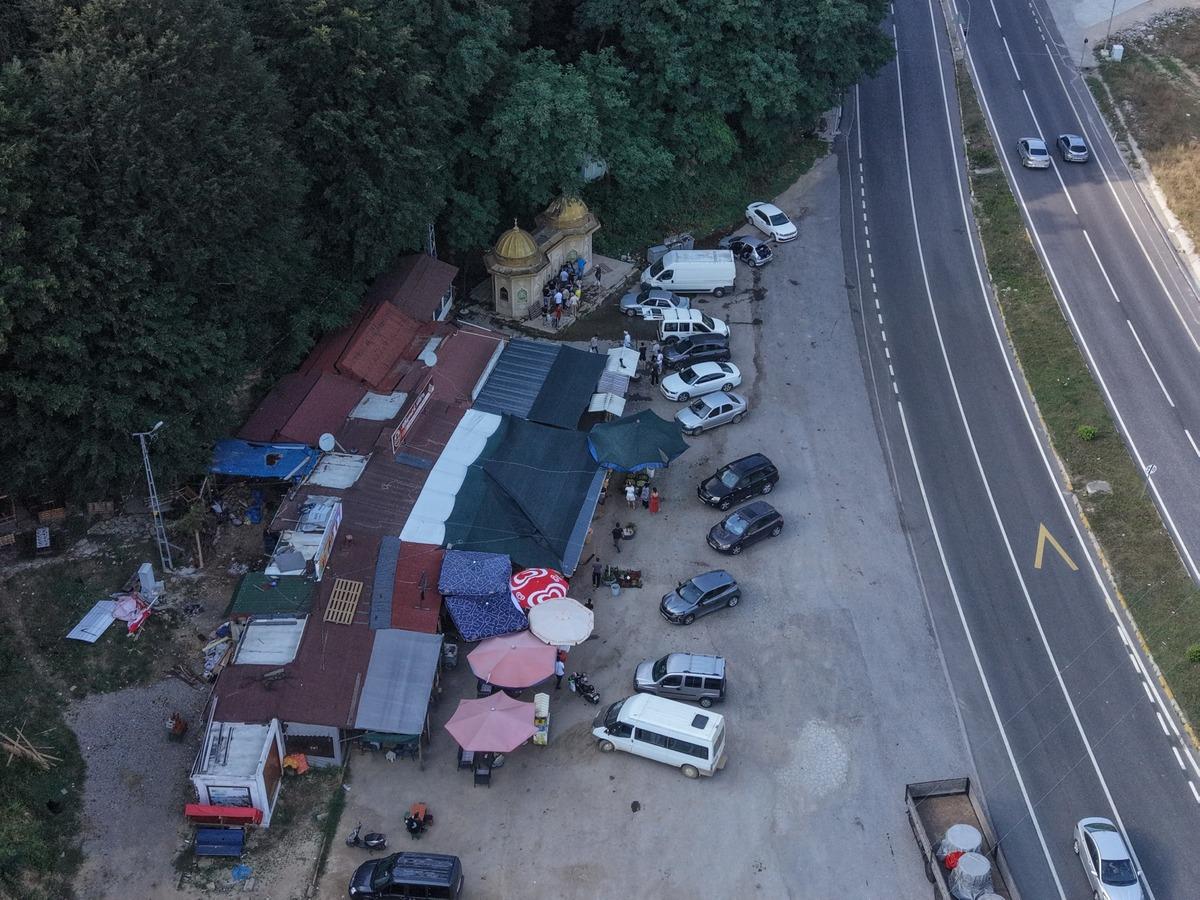 Yol kenarında akıyor, gören mutlaka duruyor! Bu su için şehir değiştiren bile var 1