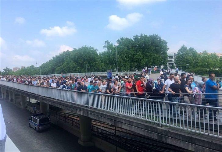 Almanya'daki seçim sandıklarında uzun kuyruklar oluştu  G1