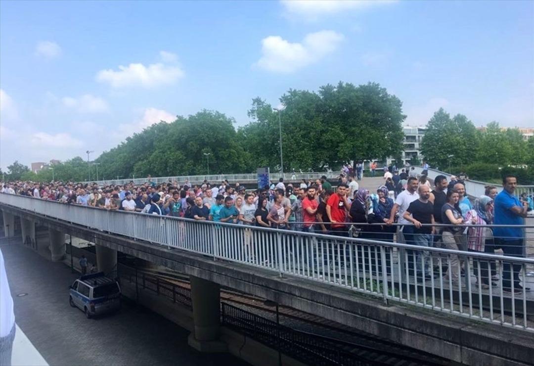 Almanya'daki se&ccedil;im sandıklarında uzun kuyruklar oluştu 