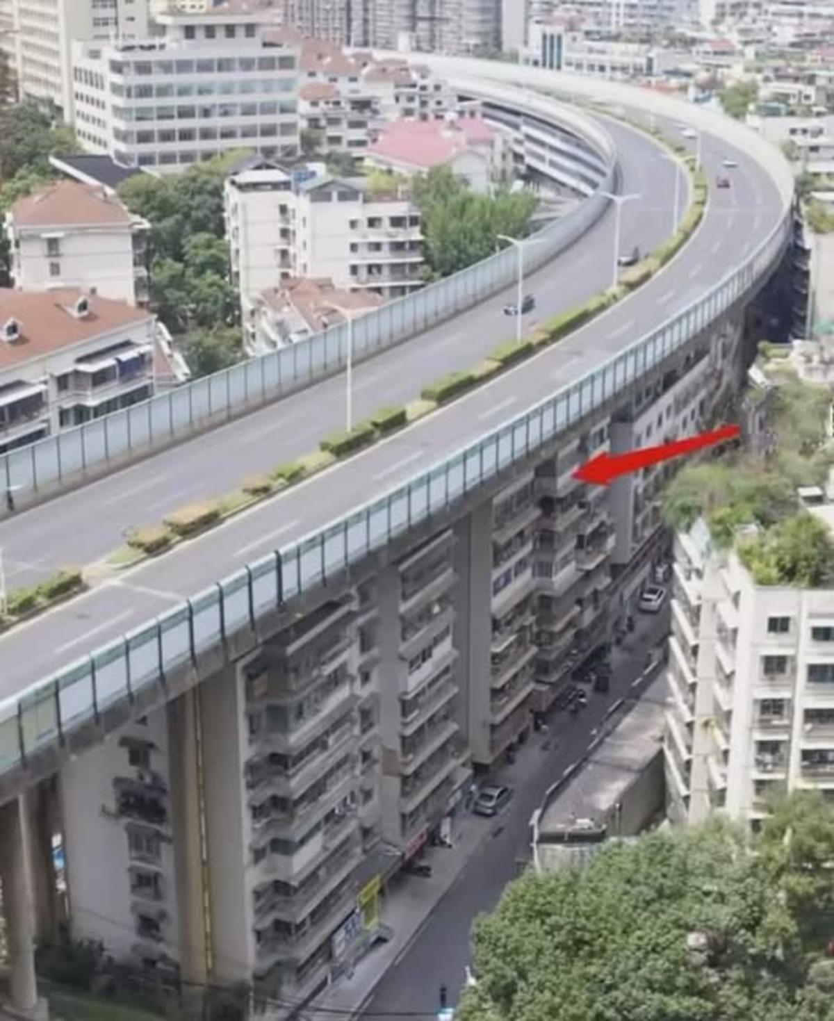 Şehirde yer kalmayınca köprünün altına apartman diktiler! 1