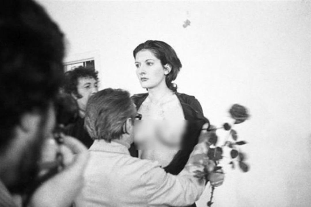  Olanlar karşısında dehşete d&uuml;şeceksiniz!  Gen&ccedil; kadını &ccedil;ırıl&ccedil;ıplak soyup...