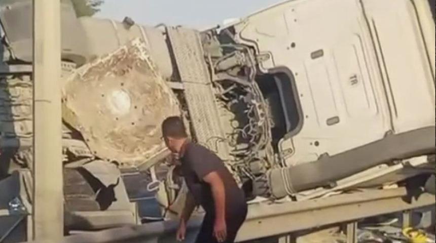 Yer: İstanbul! Beton tankeri devrildi, yol trafiğe kapatıldı