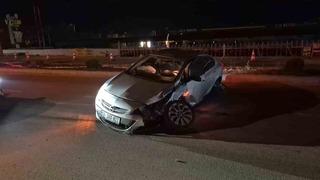 Eskişehir’de alkollü sürücünün kullandığı otomobil orta refüjdeki tabelayı devirdi