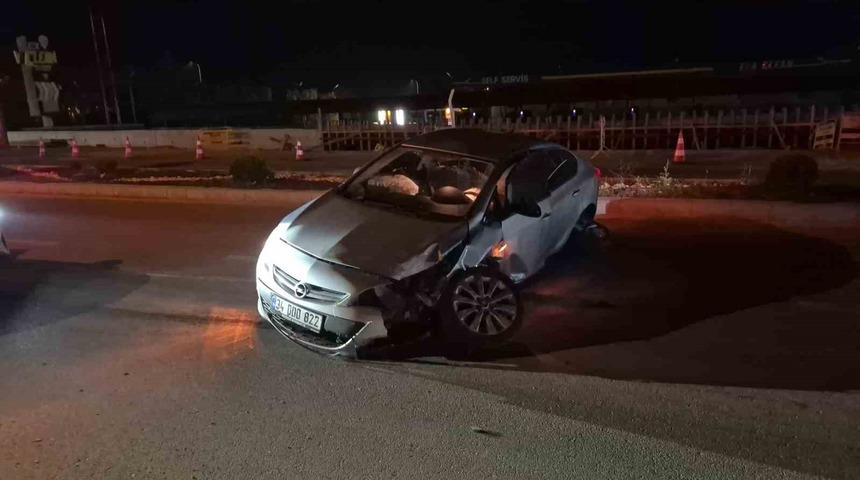 Eskişehir&rsquo;de alkoll&uuml; s&uuml;r&uuml;c&uuml;n&uuml;n kullandığı otomobil orta ref&uuml;jdeki tabelayı devirdi