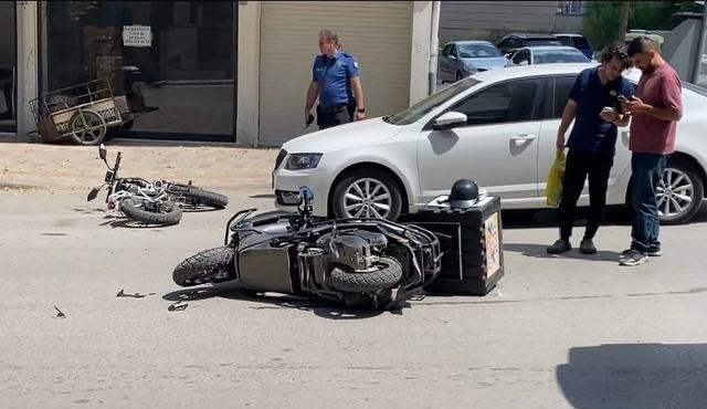 Kavşakta motosiklet ile elektrikli bisiklet çarpıştı: 2 yaralı 1