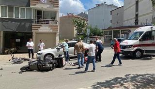 Kavşakta motosiklet ile elektrikli bisiklet &ccedil;arpıştı: 2 yaralı