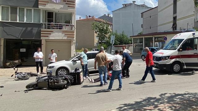 Kavşakta motosiklet ile elektrikli bisiklet çarpıştı: 2 yaralı