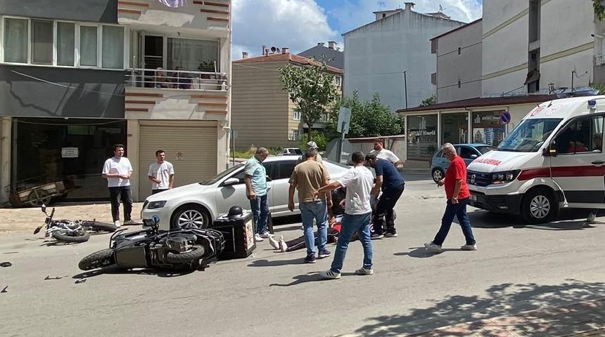 Kavşakta motosiklet ile elektrikli bisiklet &ccedil;arpıştı: 2 yaralı