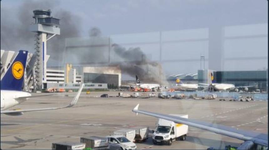 Frankfurt Havalimanı'nda bir u&ccedil;akta yangın &ccedil;ıktı