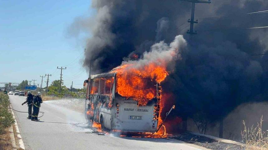 Antalya&rsquo;da yolcu midib&uuml;s&uuml; alev alev yandı, s&uuml;r&uuml;c&uuml; yolcuları tahliye etti