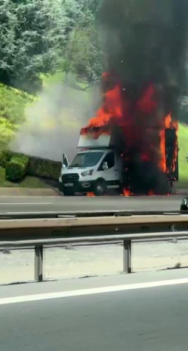 Beykoz’da kamyonet alev alev yandı 1