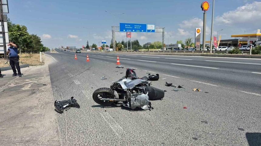 Eskişehir&rsquo;de otomobile arkadan &ccedil;arpan motosikletli yaralandı