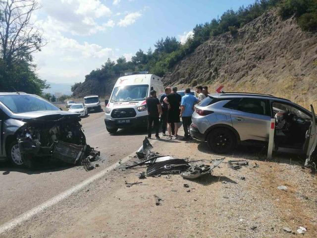 Tokat’ta otomobiller kafa kafaya çarpıştı: 10 yaralı 2