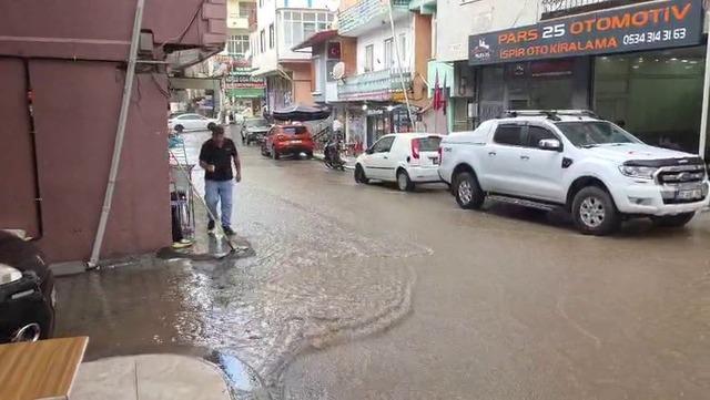 Erzurum İspir’de sağanak ve fırtına kabusu: İş yerlerini su bastı 2