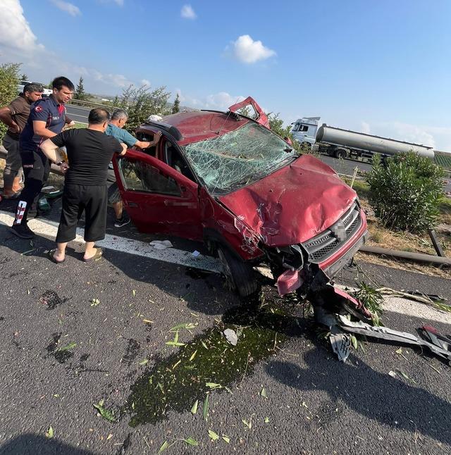 TAG Otoyolu’nda otomobil bariyerlere çarptı: 1’i çocuk 5 yaralı 2