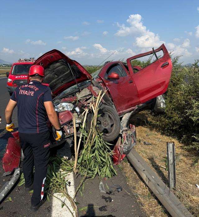 TAG Otoyolu’nda otomobil bariyerlere çarptı: 1’i çocuk 5 yaralı 1
