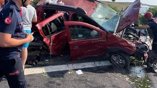 TAG Otoyolu’nda otomobil bariyerlere çarptı: 1’i çocuk 5 yaralı