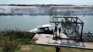 Antalya'da otluk alanda çıkan yangın villanın bahçesi ve tekneye zarar verdi
