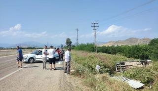 Otomobilin &ccedil;arptığı ara&ccedil; bah&ccedil;eye devrildi: 4 yaralı