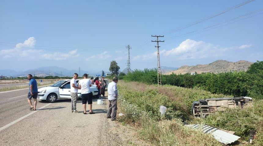 Otomobilin &ccedil;arptığı ara&ccedil; bah&ccedil;eye devrildi: 4 yaralı