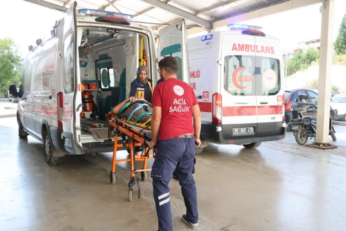 Otomobilin çarptığı araç bahçeye devrildi: 4 yaralı 1